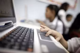 加强在互联网环境下的儿童保护力度