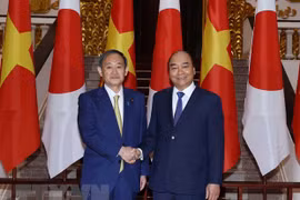  越南政府总理阮春福与日本首相菅义伟举行会谈