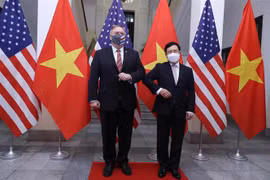  越南政府副总理兼外长范平明与美国国务卿蓬佩奥举行会谈