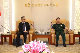 越南国防部部长吴春历会见日本新任驻越大使山田贵雄