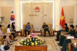 越南国防部副部长阮志咏上将会见韩国国际合作机构驻越南办事处首席代表