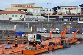广宁省卡龙边境河临时浮桥恢复通车