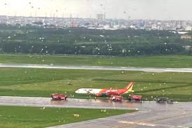 越捷航空飞机降落时滑出跑道 数百个航班受影响