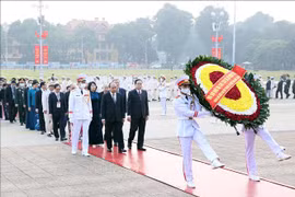 出席第10届全国爱国竞赛大会的代表团入陵瞻仰胡志明主席遗容