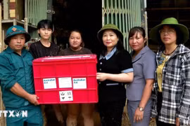 向安沛省红河坊人民转交澳大利亚政府的援助物资。图自越通社