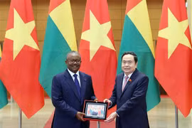 越南国会主席陈青敏与几内亚比绍共和国总统乌马罗·西索科·恩巴洛互赠纪念品。图自越通社