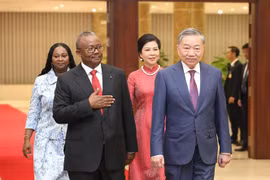 越共中央总书记、国家主席苏林和夫人在河内国际会议中心设宴招待几内亚比绍总统乌马罗·西索科·恩巴洛夫妇。图自越通社