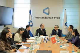 工作会谈场景。图自越通社