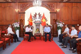 西宁省党委书记、人民议会主席阮成心会见新加坡驻越特命全权大使贾亚·拉特南。图自越通社