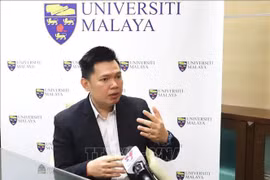马来亚大学对外与安全事务专家柯林斯张友杰接受越通社记者的采访。图自越通社