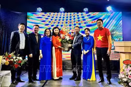 越南驻德国大使馆公使衔参赞朱俊德向德国长沙俱乐部主任裴氏秋明赠送鲜花。图自越通社