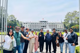 印度旅游团参观胡志明市独立宫。图自Vietnam+ 