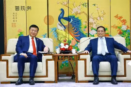 越南政府总理范明政（右）与中国铁建投资集团（CRCC）董事长戴和根（左）。图自越通社