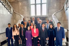 越南国会国防安全委员会代表团与保加利亚代表合影。图自越通社