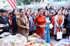 越共中央总书记苏林夫人吴芳璃，政府副总理兼外交部部长裴青山夫人武氏碧玉等代表出席2024年国际美食节。图自越通社