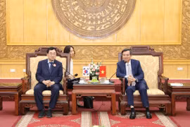 越共中央委员、省委书记段明训会见韩国庆州市市长朱洛荣。图自越通社