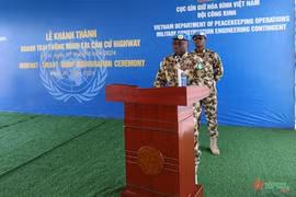 联合国阿卜耶伊临时安全特派团（UNISFA）司令Benjamin Olufemi Sawyerr少将在智慧营房落成剪彩仪式上发表讲话（图片来源：人民军队报）