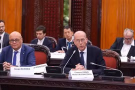 法国企业运动联盟（MEDEF）国际副总裁弗朗索瓦·科尔宾发表讲话。图自越通社