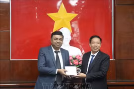 芹苴市人民委员会副主席阮现实向印度驻胡志明市总领事马丹·莫汉·塞西赠送纪念品。图自越通社