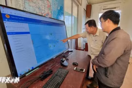 宁顺省渔业分局对配备巡航监控设备的渔船在海上活动进行密切监控。图自越通社
