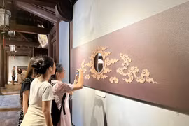 公众参观“进士碑上的龙形象”专题展览。图自qdnd.vn