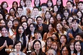 范明政总理与旅居中国重庆越南人和留学生代表会面。图自越通社