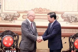 胡志明市人民委员会主席潘文买会见日越议员友好联盟特别顾问武部勤。图自越通社