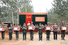 第三军团和地方领导向参演单位赠送礼物。图自人民军队报）