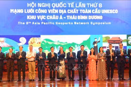 出席联合国教科文组织世界地质公园网络亚太地区第八次国际会议代表合影。图自越通社