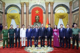越南党和国家领导与新任副总理黎成龙和公安部新任部长梁三光合影。图自越通社