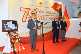 越南驻阿尔及利亚大使陈国庆发表讲话。图自越通社