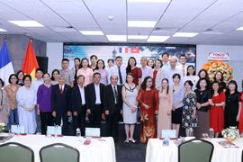代表们合影。图自越通社