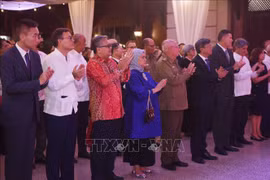 古巴宾客参加庆祝越南社会主义共和国成立79周年招待会。图自越通社