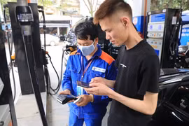5月9日15时起越南成品油零售价下降1400越盾以上。图自越通社