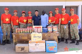 越南维和局副局长莫德仲大校和三号工兵队成员向阿卜耶伊教堂的学生赠送礼物（图片来源：人民军队报）