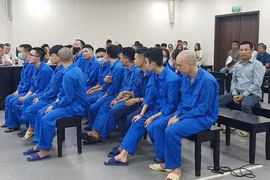 跨国洗钱团伙21名被告人出庭受审。图自越通社