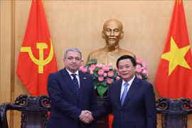 越共中央政治局委员、胡志明国家政治学院院长阮春胜在河内会见阿塞拜疆驻越南大使绍夫吉·卡迈勒·奥格鲁·迈赫迪扎德。图自越通社