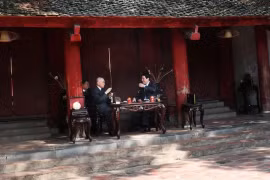 越南国家主席梁强和柬埔寨国王诺罗敦·西哈莫尼在文庙国子监品茶。图自越通社