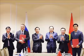 国会主席陈青敏和政府副总理陈红河出席越南与俄罗斯部分企业合作文件文本交换仪式。图自越通社