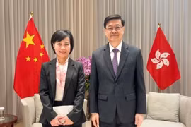 越南驻中国香港和澳门总领事黎德行和中国香港特别行政区行政长官李家超合影。图自越通社