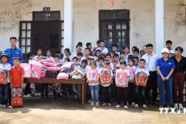 越通社代表团向北江省山洞县安乐小学学生赠送学习用品。图自越通社