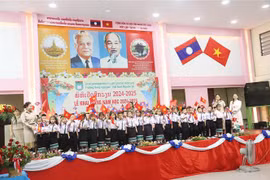 阮攸老越双语学校师生喜迎开学日。图自越通社