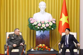 越南国家主席梁强会见白俄罗斯共和国国防部长维克多·赫列宁中将。图自越通社