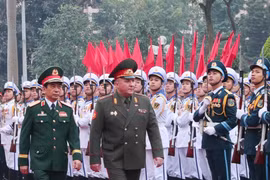 越南国防部部长潘文江大将和白俄罗斯国防部长维克多·赫列宁·根纳季耶维奇中将检阅仪仗队。图自越通社