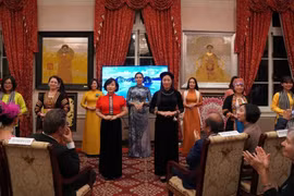 越南三个地区传统服装秀。图自越通社