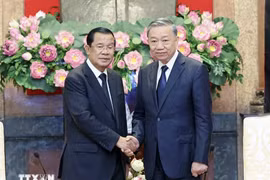 越南国家主席苏林和柬埔寨人民党主席洪森合影（2024年7月25日）。图自越通社