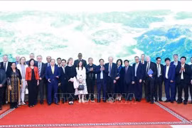 越南政府总理范明政和外国专家和科学家合影。图自越通社