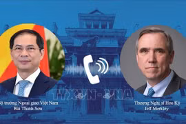 越南外交部长裴青山与美国参议员杰夫·默克利通电话。图自越通社