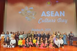 越南驻美国大使馆夫人夫君协会与其他东盟国家驻美国大使馆夫人夫君协会代表合影。图自越通社
