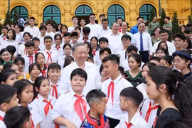 越南国家主席苏林会见作为青少年模范代表的人民公安子女。图自越通社
